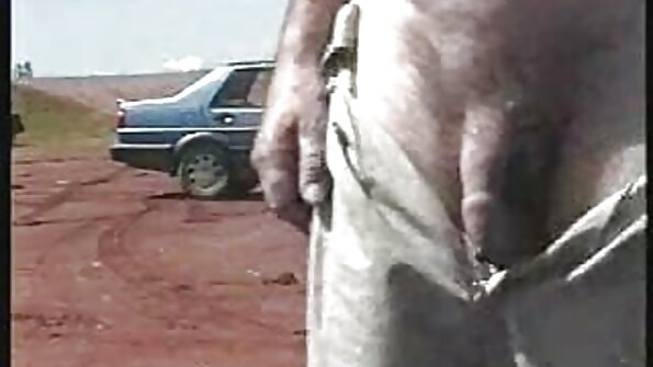 Buxom lassie igra se svojim genitalijama u prekrasnom solo videu pornićipornići