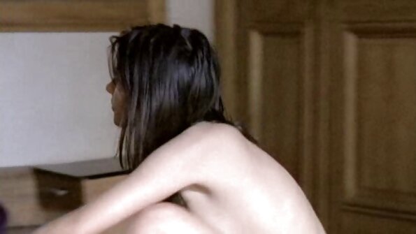 Žena s tetovažama na svom sexi filmovi seksi i prsatom tijelu radi analni