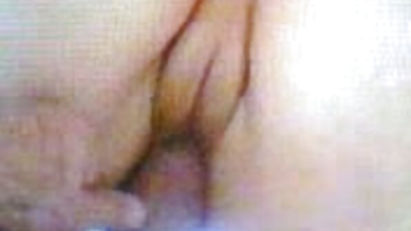 Brineta lijepih usta pokazuje svoju požudu pred porno seks filmovi kamerom